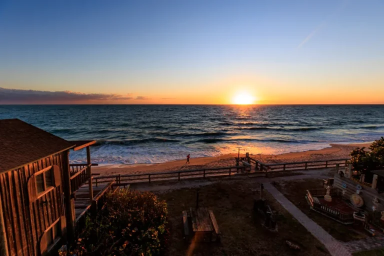 Irvine for Newlyweds: Romantic Hotels, Coastal Walks, and Memorable Meals 